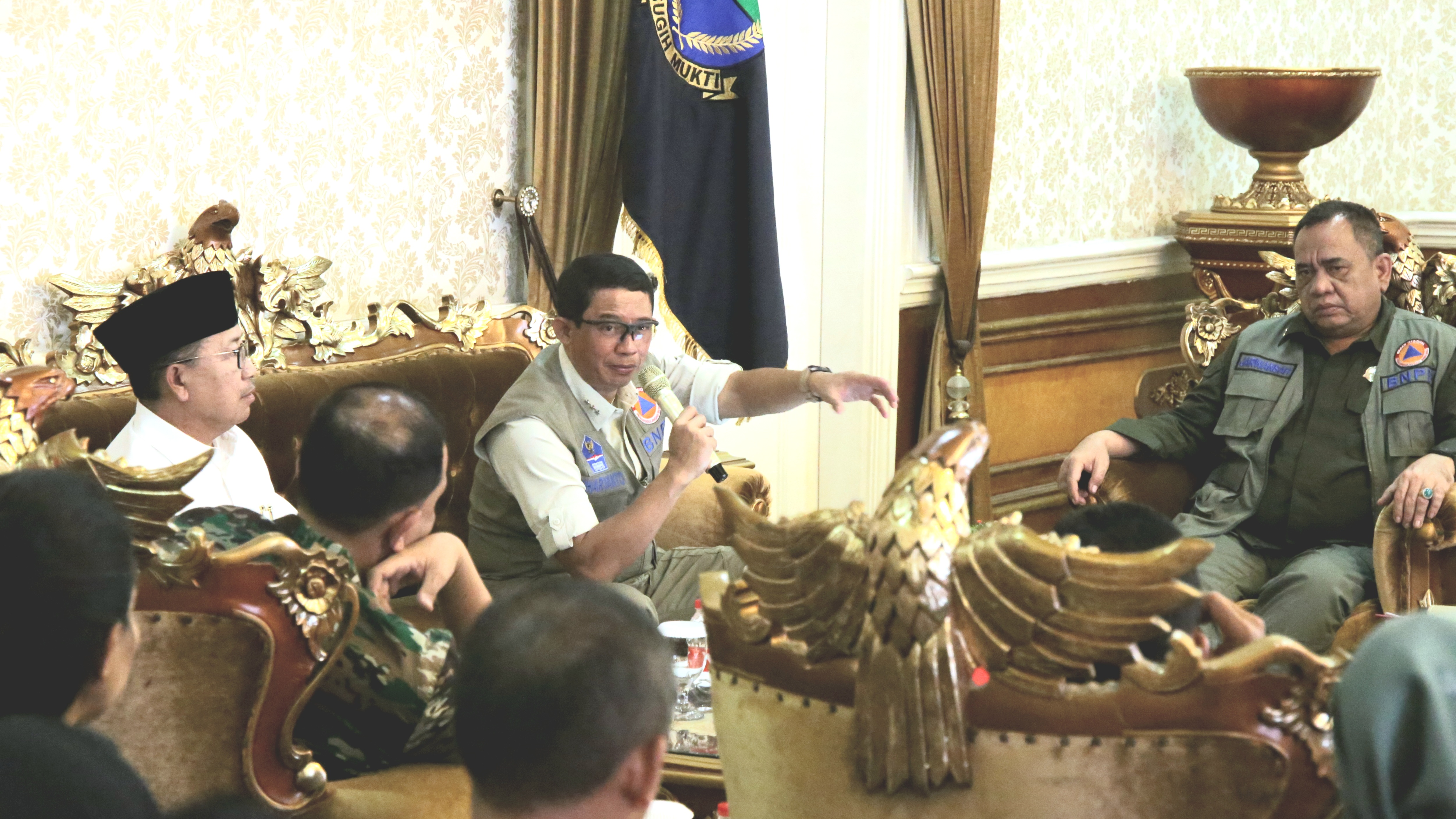 Kepala BNPB Letjen TNI Suharyanto, S.Sos. M.M,. (dua kanan) saat memberikan arahan dalam Rapat Koordinasi Percepatan Rehabilitasi dan Rekonstruksi Pascagempa Cianjur yang diselenggarakan di Kantor Pendopo Bupati Cianjur, Jumat (3/3).